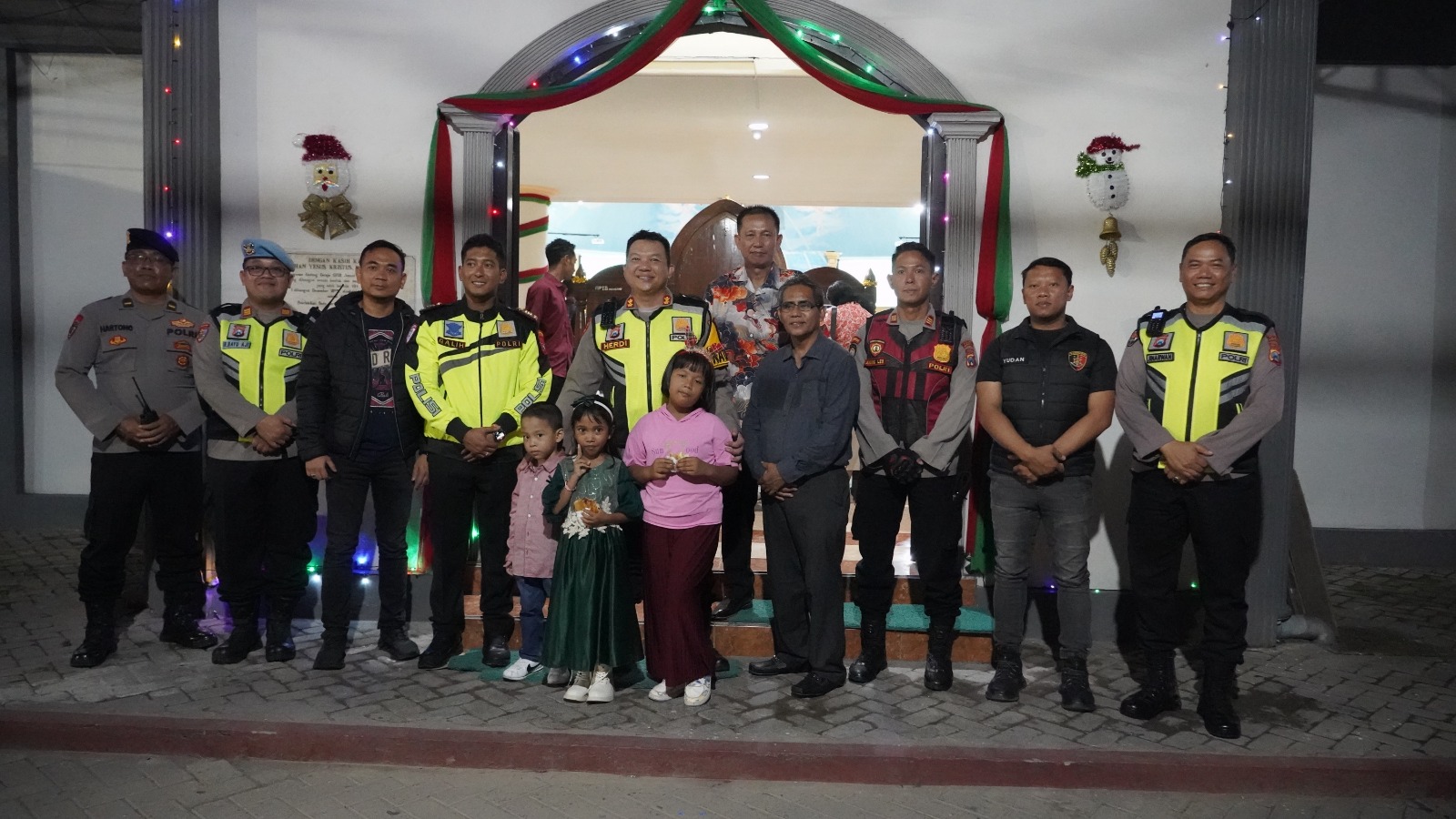 Tinjau Gereja, Kapolres Mojokerto Kota Pastikan Pelayanan Pengamanan Berjalan Optimal Selama Ibadah Natal