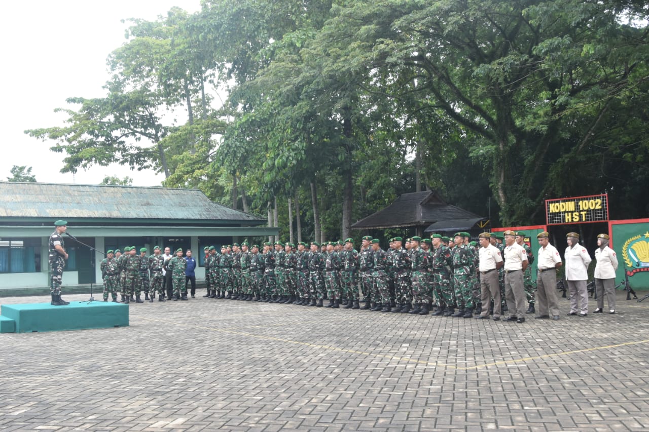 Pimpin Upacara Bendera, Dandim 1002/HST Ajak Prajurit Sambut Tahun 2026 dengan Semangat Baru