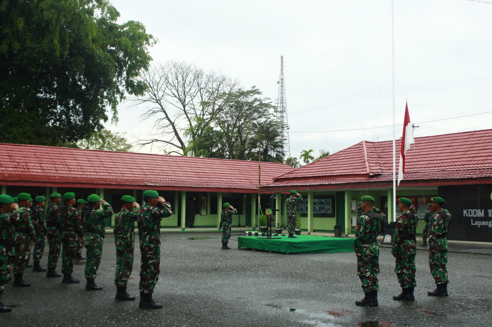 Pasi Intel Kodim 1008/Tabalong Pimpin Upacara Bendera Rutin Senin