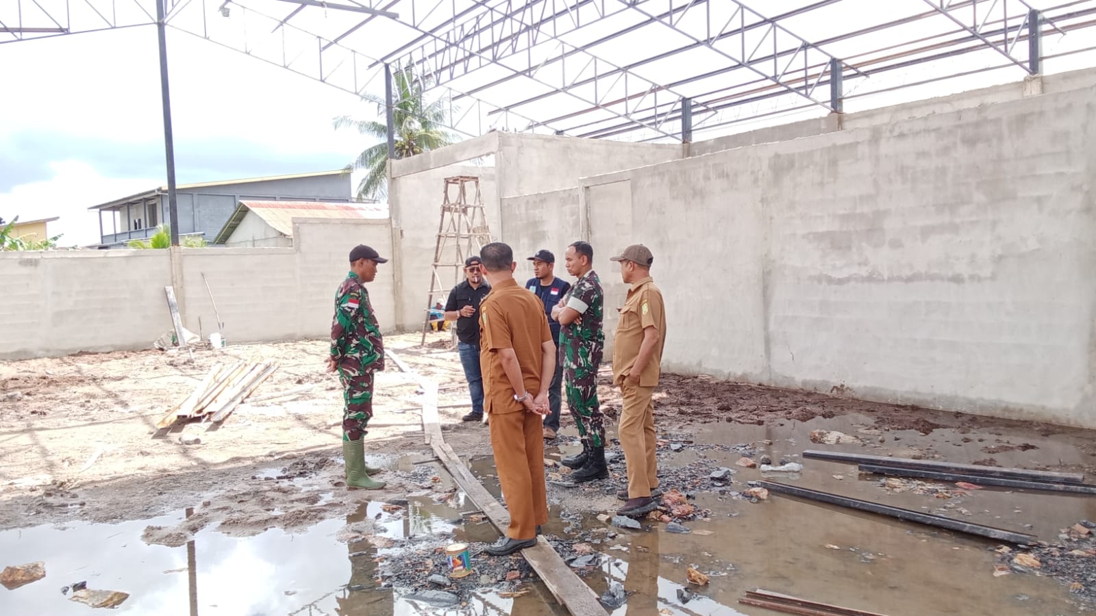 Dandim 1208/Sambas Tinjau Langsung Pembangunan Koperasi Desa/Kelurahan Merah Putih