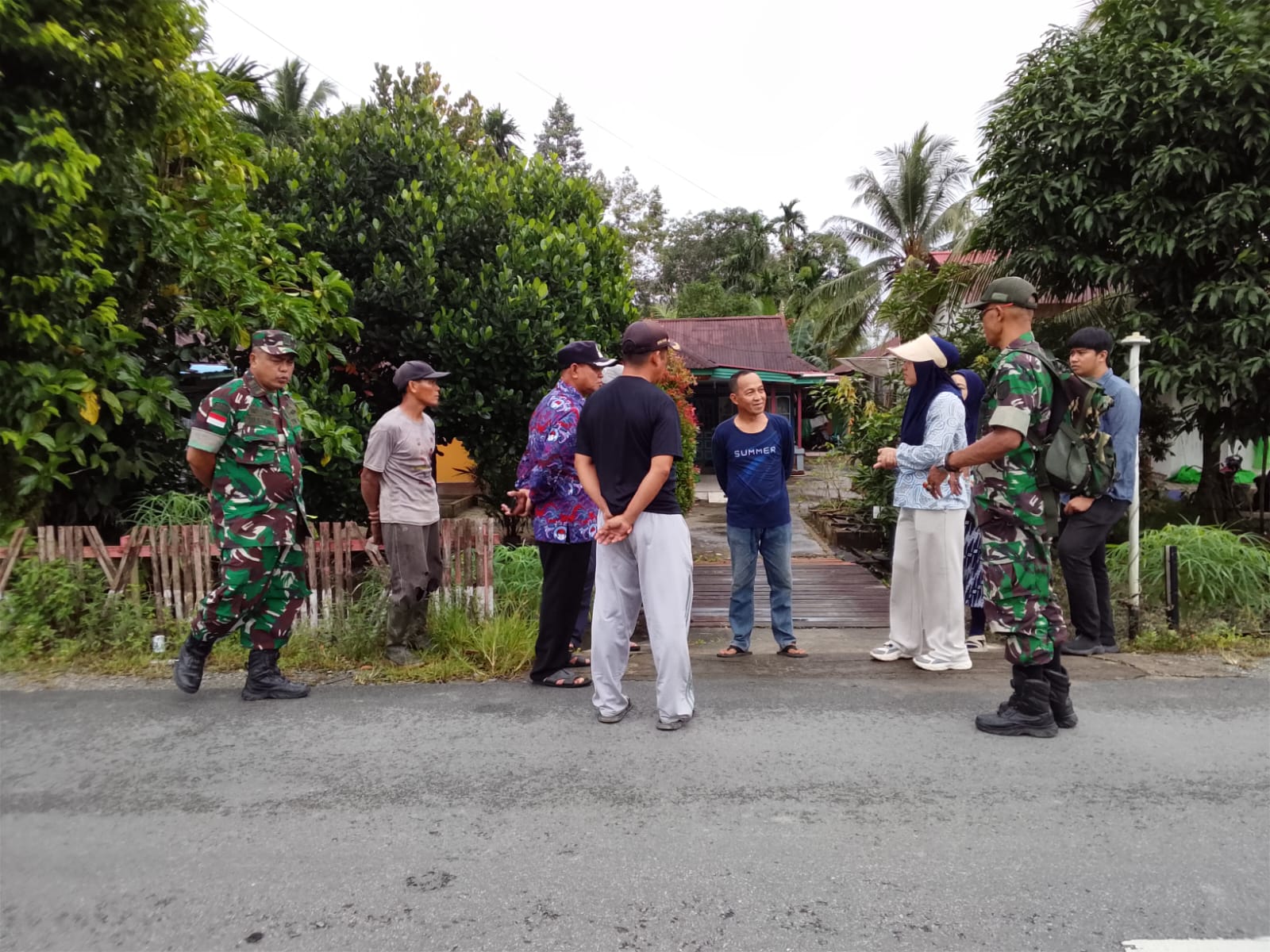 Danramil 1208-07/Teluk Keramat Dampingi Tim BKAD Provinsi Kalbar Cek Lahan Pembangunan Koperasi Desa/Kelurahan Merah Putih