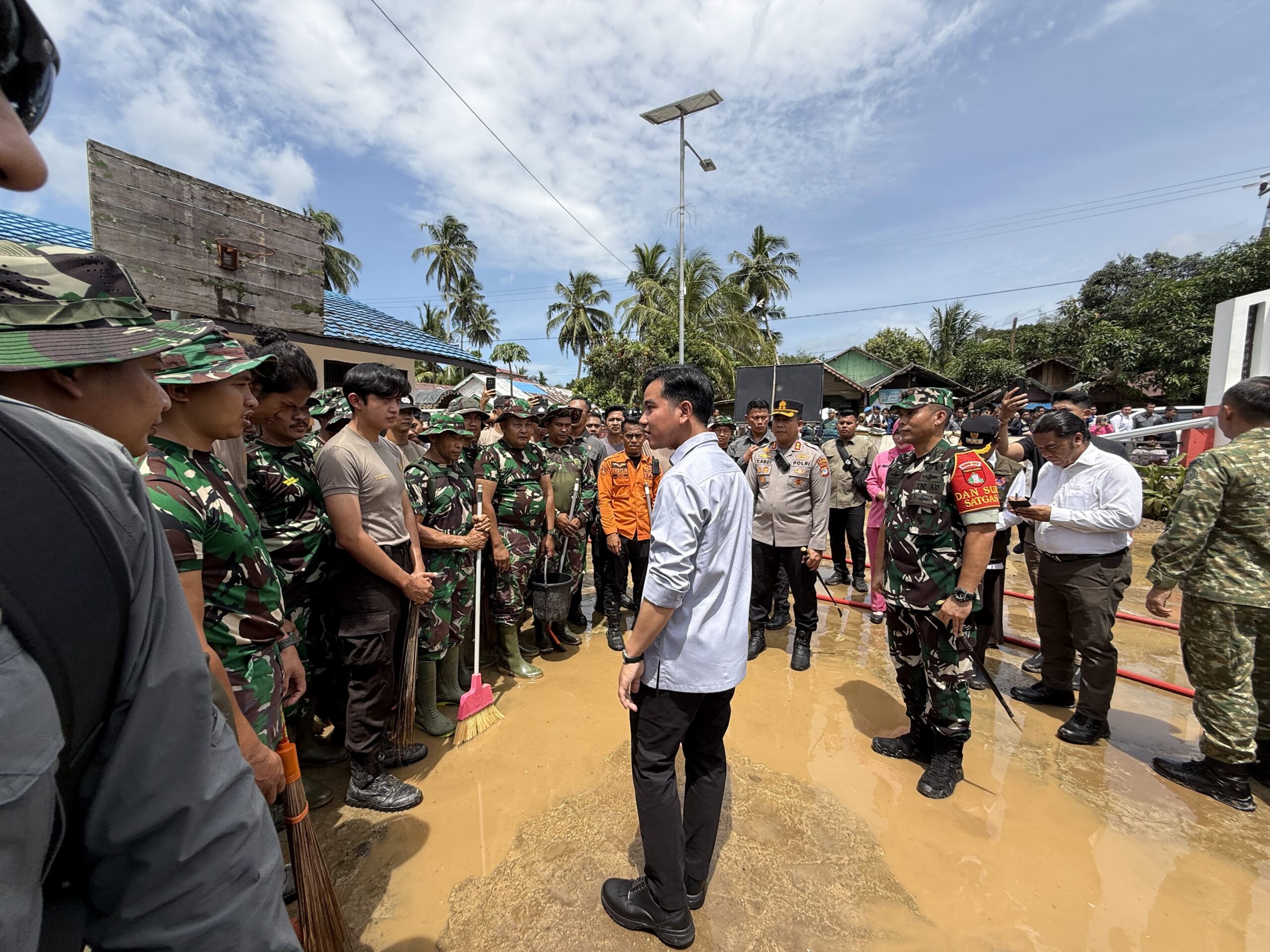 Dandim 1002/HST Dampingi Wapres RI Lihat Langsung Kondisi Sekolah Pascabanjir di Balangan