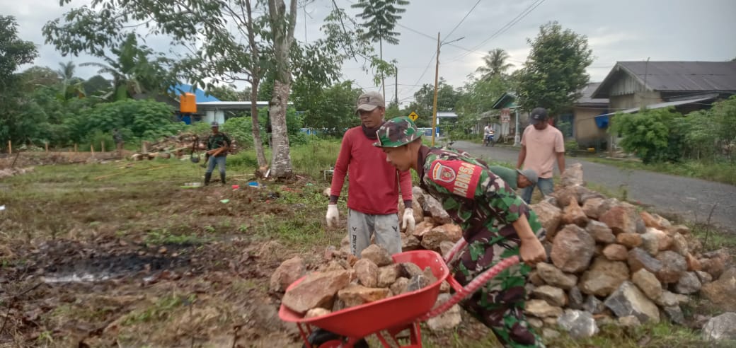 Dukung Pemberdayaan Ekonomi Warga, Babinsa Ribang Awasi Pembangunan KDKMP