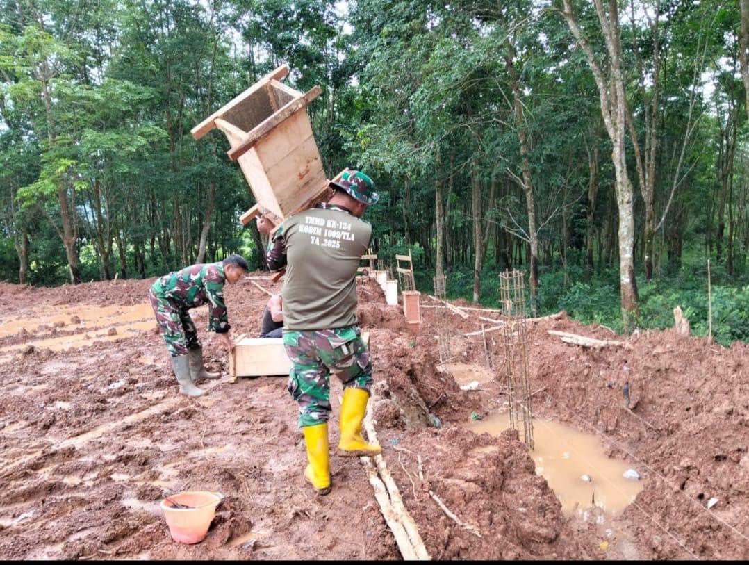 Babinsa Kodim 1009/Tanah Laut Diterjunkan Bantu Percepat Pembangunan KDKMP