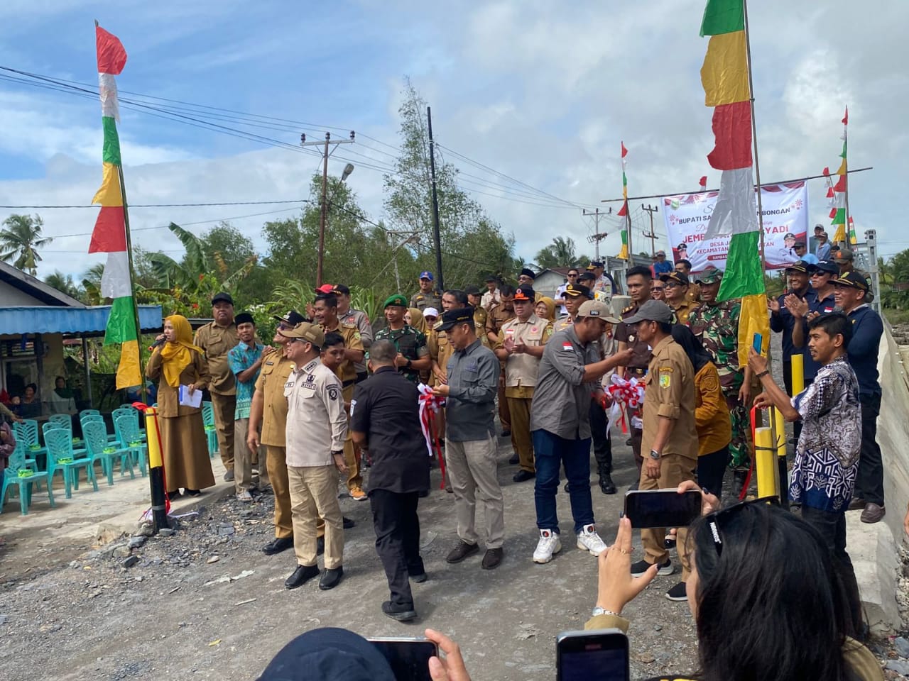 Danramil 04/Jawai Dampingi Forkopimda Kab. Sambas Resmikan Jembatan Desa Ramayadi