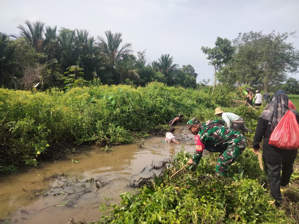 Babinsa Koramil Batang Alai Selatan Bersama Warga Laksanakan Pembersihan Sungai Antisipasi Banjir