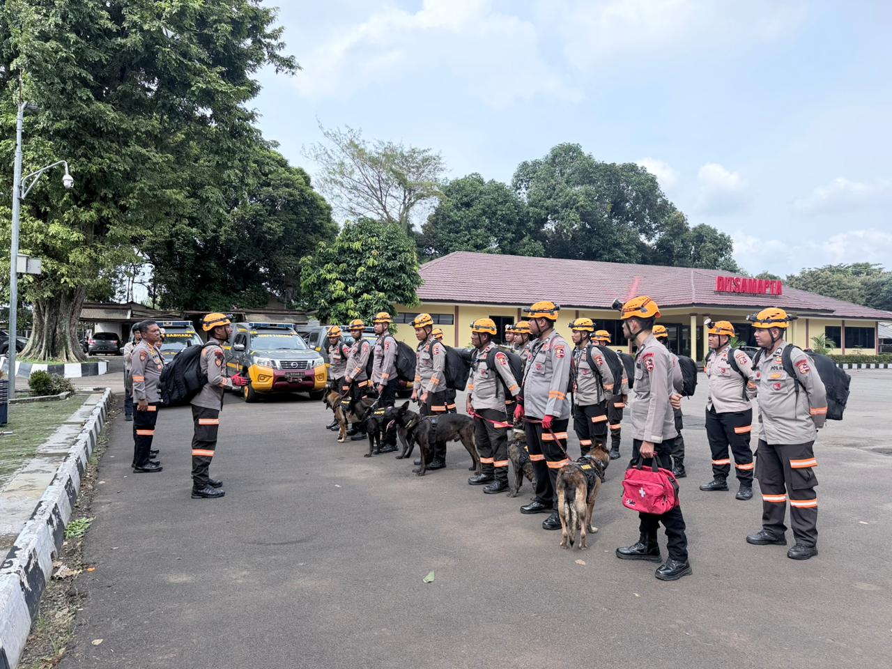 Den K9 SAR Ditpolsatwa Korsabhara Baharkam Polri Siap Perkuat Penanganan Bencana Longsor di Cisarua, Bandung Barat