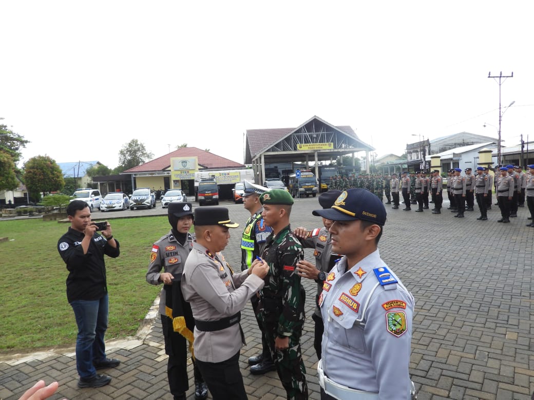 Pasi Ops Kodim 1208/Sambas Ikuti Apel Gelar Pasukan Operasi Keselamatan Kapuas 2026 di Polres Sambas