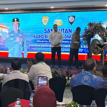 *Perkuat Meritokrasi, Polri Konsolidasikan Asesor Assessment Center*  *JAKARTA* – Polri menggelar kegiatan bertajuk “Konsolidasi Asesor Assessment Center Polri Tahun 2026” di Hotel Grand Sahid Jaya, Kamis (12/2/2026). Mengusung tema “Penguatan Assessment Center Polri sebagai Komponen Utama dalam Pembinaan Karier untuk Mewujudkan SDM yang Unggul”, kegiatan ini menjadi momentum penting untuk menyelaraskan persepsi para penguji kompetensi di seluruh Indonesia.  Acara dibuka secara resmi oleh Kepala Biro Pembinaan Karier SSDM Polri, Brigjen Pol Langgeng Purnomo mewakili Asisten Kapolri bidang SDM. Dalam sambutan As sdm kapolri yang dibacakan Brigjen Langgeng, As SDM menekankan Polri terus mematangkan langkah transformasi reformasi menuju organisasi yang modern dan profesional melalui tata kelola personel yang lebih transparan dan akuntabel.  “Penguatan sistem meritokrasi melalui assessment center yang multi-tools dan multi-assessor untuk pembinaan karier anggota Polri agar terpilih personel Polri yang berintegritas dan berkompeten di tengah dinamika tantangan global yang kian kompleks”. Jelas Brigjen Langgeng.  Sebagai instrumen vital dalam mewujudkan transformasi tersebut, Polri mengoptimalkan peran Assessment Center. Fasilitas ini menjadi “filter” strategis untuk mengukur kompetensi manajerial para calon pemimpin Polri di berbagai tingkatan. Melalui metodologi yang saintifik dan objektif, Assessment Center memastikan bahwa setiap jabatan diemban oleh personel yang tepat (right man on the right place), sekaligus menghapus stigma subjektivitas dalam jenjang karier kepolisian.  “Tahun ini Polri memperkuat meritokrasi pembinaan karier melalui Assessment Center, sehingga konsolidasi ini diperlukan untuk analisa evaluasi perbaikan ke depan yang lebih baik. Visi besar kami adalah mewujudkan SDM unggul tidak hanya bagi internal Polri, tetapi juga bagi seluruh bangsa Indonesia,” ujar Langgeng.  Kegiatan ini turut menghadirkan narasumber eksternal dari Perkumpulan Assessment Center Indonesia untuk memberikan perspektif profesional mengenai standar penilaian terkini. Hadir pula Kabagpenkompeten, Karo SDM Polda jajaran dan seluruh assessor Polri baik secara fisik maupun daring.  Sejak dirintis pada tahun 2009, Assessment Center Polri telah menunjukkan lompatan besar. Hingga tahun 2025, Polri tercatat memiliki 1.763 asesor yang tersebar di seluruh tanah air. Capaian ini diperkuat dengan Akreditasi “A” dari BKN, sertifikasi internasional ISO 9001:2015, hingga deretan Rekor MURI untuk kategori pelatihan asesor dan jumlah asesi terbanyak dalam 15 tahun.  Kepercayaan lembaga di luar Polri pun meningkat, jika pada 2021 hanya terdapat 18 instansi mitra, pada tahun 2025 jumlahnya melonjak menjadi lebih dari 50 instansi dengan total lebih dari 2.500 asesi eksternal. Sebagai bentuk apresiasi, dalam acara ini juga diberikan penghargaan kepada Polda-polda berprestasi yang mampu menjaga kualitas penilaian, baik di lingkup internal maupun layanan eksternal.  “Assessment Center Polri berkomitmen untuk terus menyempurnakan sistem, menguatkan metodologi dan menjaga integritas dalam setiap proses asesmen guna melahirkan kader-kader pimpinan bangsa yang unggul, berintegritas dan profesional demi masa depan Indonesia,” tutup Langgeng.