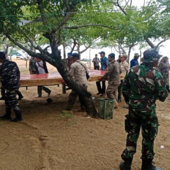Personel Kodim 1009/Tanah Laut Dampingi Dispar Tala Tertibkan Obyek Wisata Pantai Batakan
