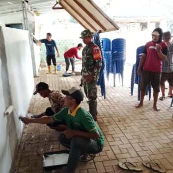 Sambut Ramadhan, Babinsa Kodim 1009/Tla Bersama Warga Bersihkan Mushola di Desa Sumber Makmur