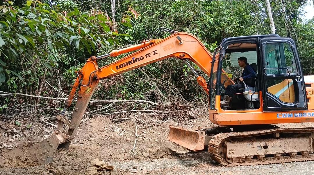 Turunkan Alat Berat, Kodim 1008/Tabalong Percepat Pembangunan Jalan TMMD di Barimbun