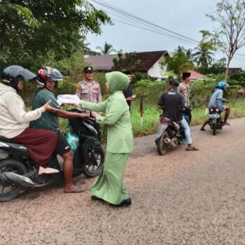 Berbagi Kebahagiaan di Bulan Suci Ramadhan, Posramil dan Polsek Batu Ampar Bagikan Takjil kepada Pengguna Jalan