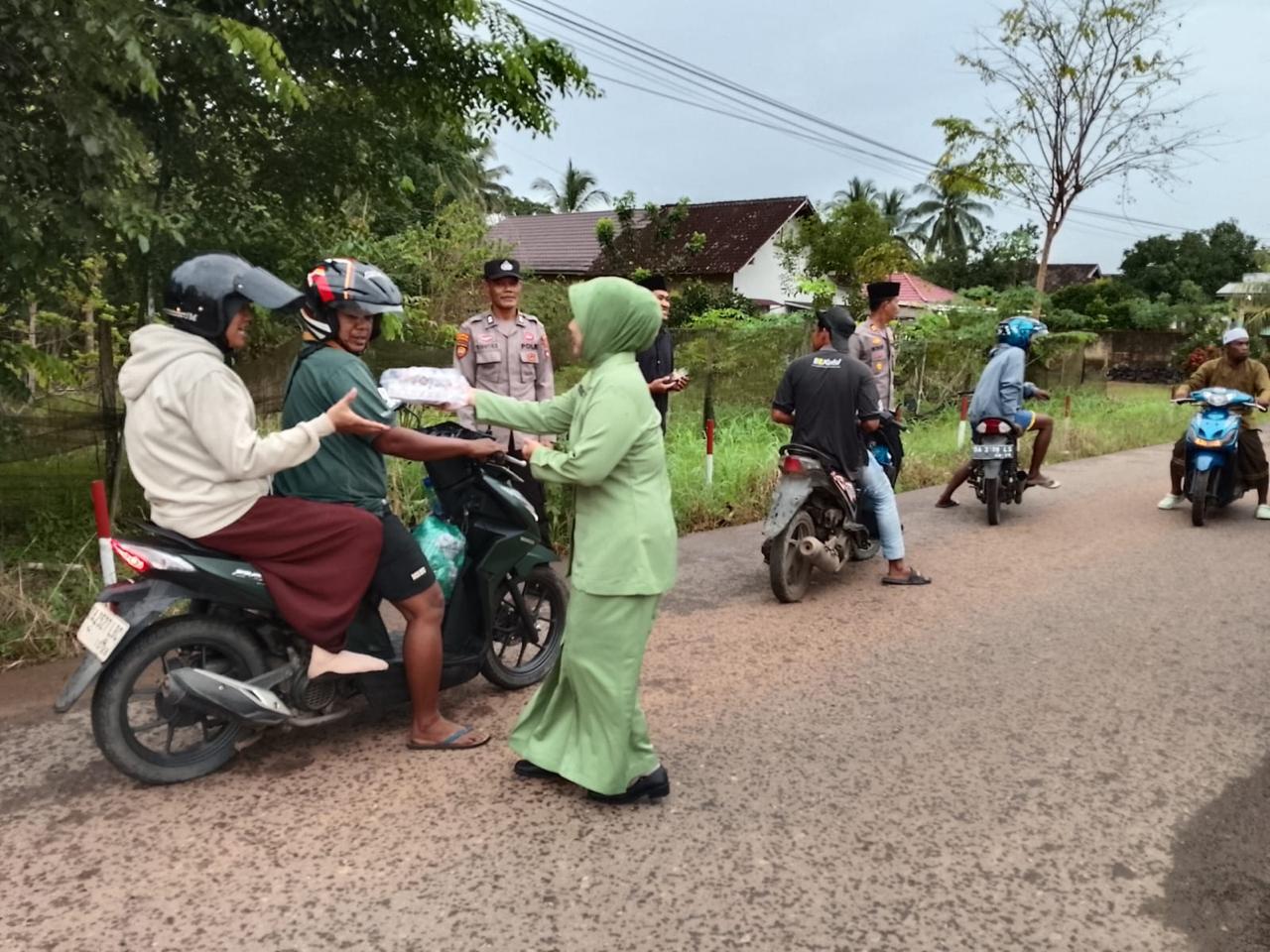 Berbagi Kebahagiaan di Bulan Suci Ramadhan, Posramil dan Polsek Batu Ampar Bagikan Takjil kepada Pengguna Jalan