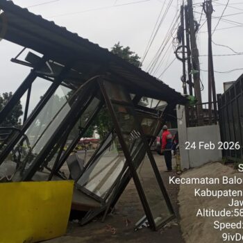 Halte Trans Jatim Desa Singkalan Rusak Parah Hingga Saat Ini Belum Ada Evakuasi Dari Dinas Perhubungan Ditabrak Pick up Warga Khawatir Timbulkan Korban , Arus Listrik Masih Menyala