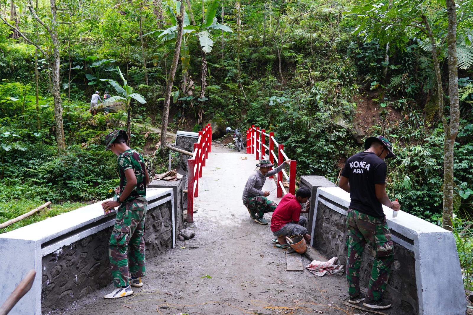 Finishing Jembatan TMMD Ke 127 Kodim 0808/Blitar, Satgas Dan Warga Percepat Akses Mobilitas