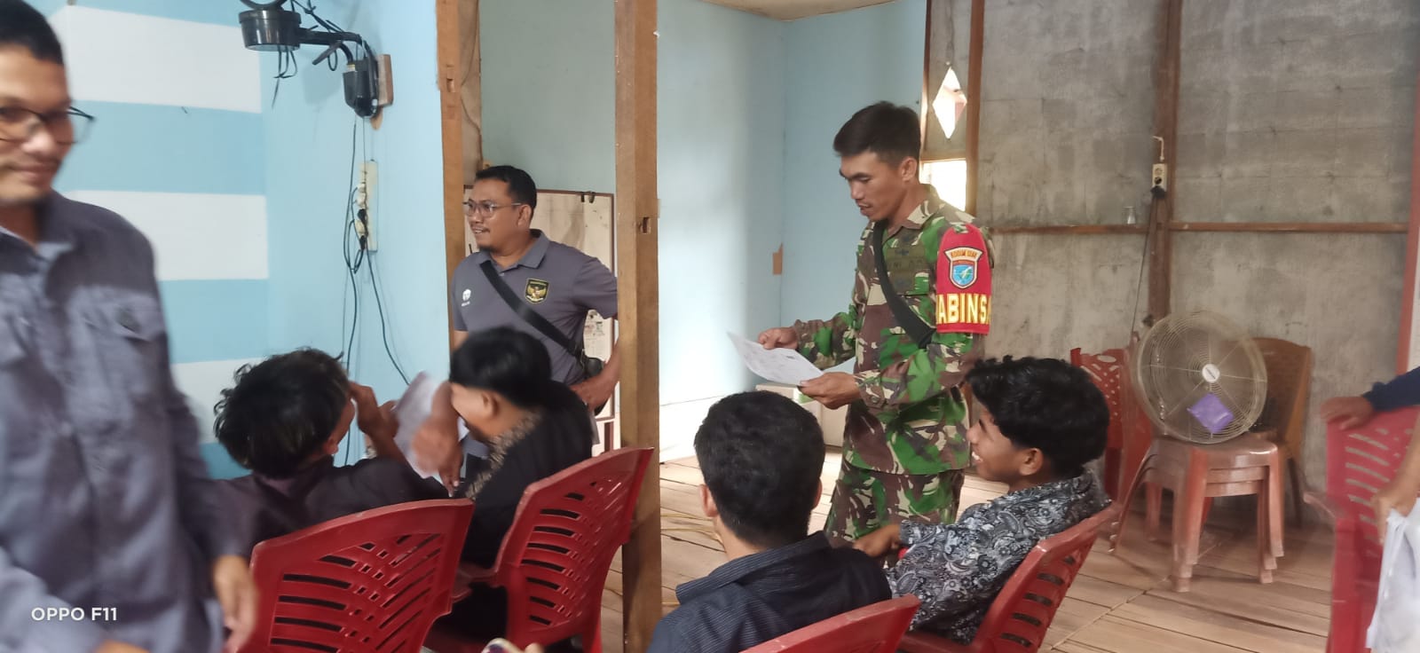 Bentuk Kepedulian, Babinsa Koramil 04/Jawai Dampingi Warga Pembuatan Akta Kelahiran