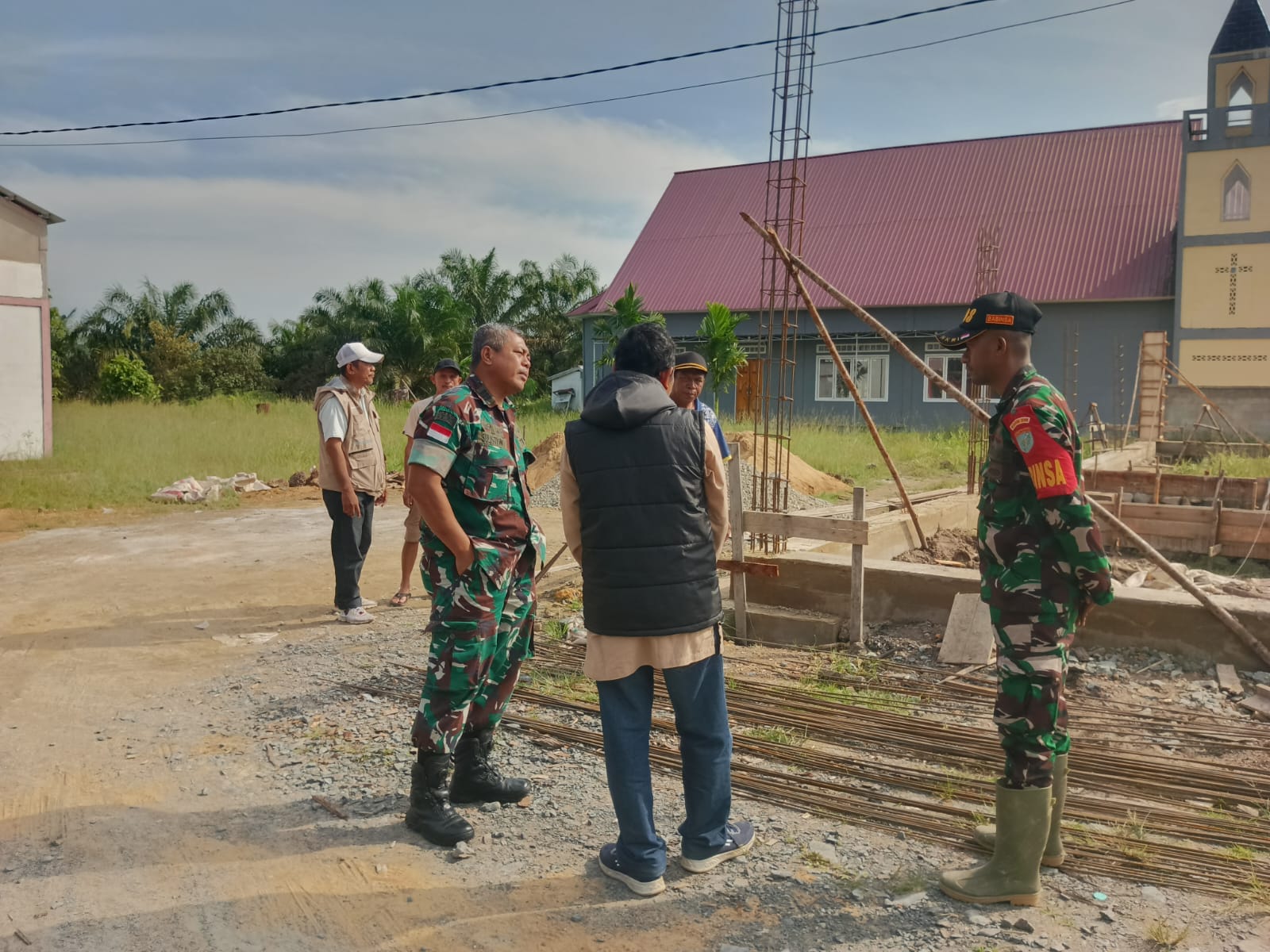 Pasiter Kodim 1208/Sambas Tinjau Pembangunan KDKMP Desa Santaban Sajingan Besar