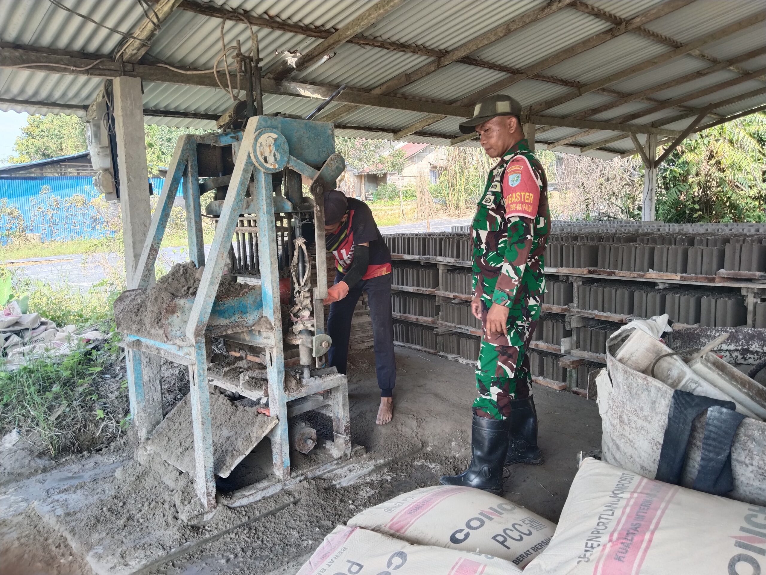 Eratkan Hubungan Dengan Warga Babinsa Malek Koramil 08/Paloh Komsos Bersama Pembuat Batako