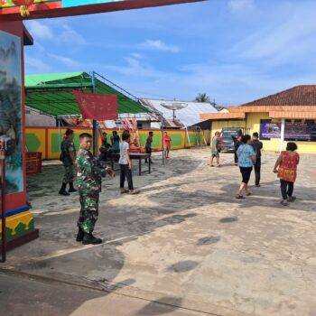 Jaga Kondisi Tetap Kondusif, Anggota Babinsa Koramil 06/Selakau Laksanakan Pengamanan Kegiatan Imlek Cap Go Meh 2026