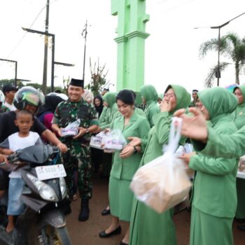 Berbagi Kebahagiaan, Dandim 1009/Tanah Laut dan Ketua Persit KCK Cabang XXXII Bagikan Takjil Untuk Pengguna Jalan