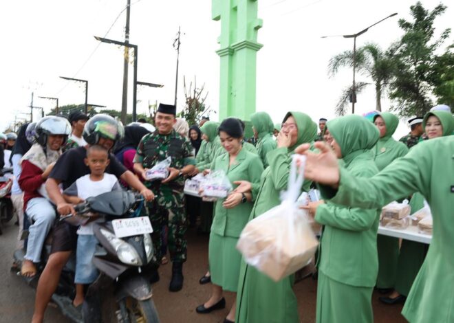 Berbagi Kebahagiaan, Dandim 1009/Tanah Laut dan Ketua Persit KCK Cabang XXXII Bagikan Takjil Untuk Pengguna Jalan